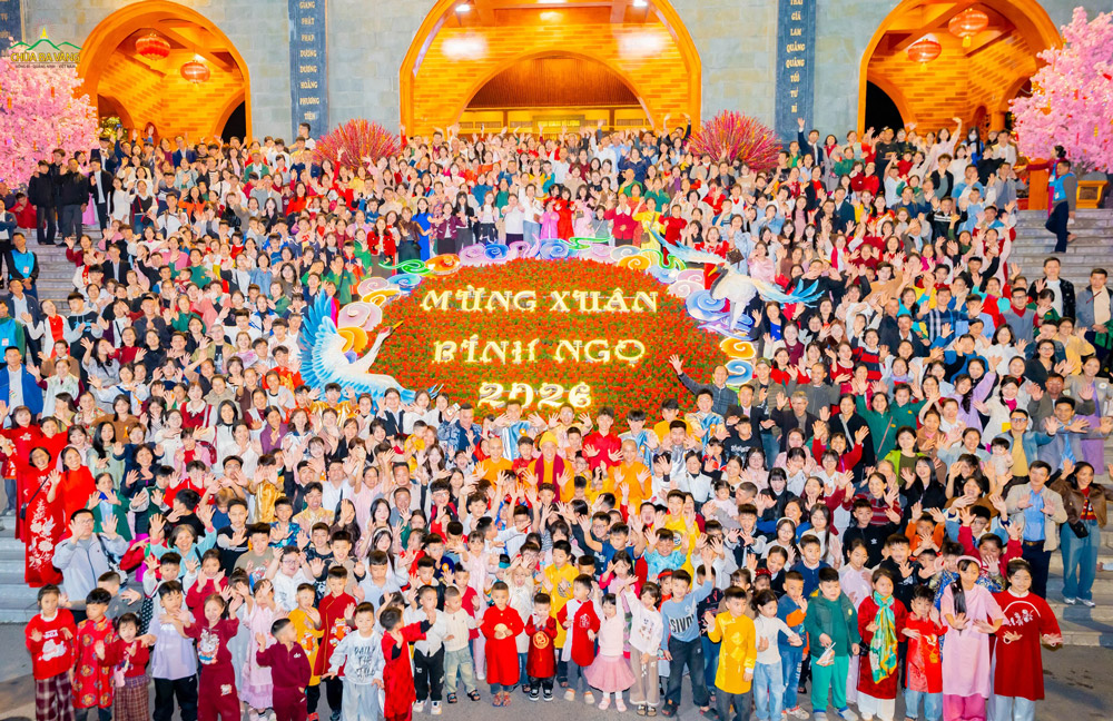 “Xuân gieo hỷ lạc khắp nhân gian, Đạo pháp xương minh, nước khải hoàn, Nhà nhà no ấm, tâm thanh thản, Hưởng trọn lộc tài, phúc bình an”. Xin kính chúc quý vị xuân mới yêu thương, hạnh phúc đong đầy. Một năm mới Bính Ngọ thật nhiều may mắn, mọi sở nguyện thiện lành đều được thành tựu như ý