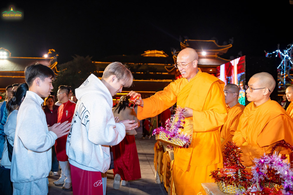 Trong đêm giao thừa, quý Phật tử và du khách về chùa được đón nhận những túi lộc xuân từ trên Sư Phụ và chư Tôn đức như một món quà tinh thần giúp năm mới thêm trọn vẹn, an vui và ý nghĩa
