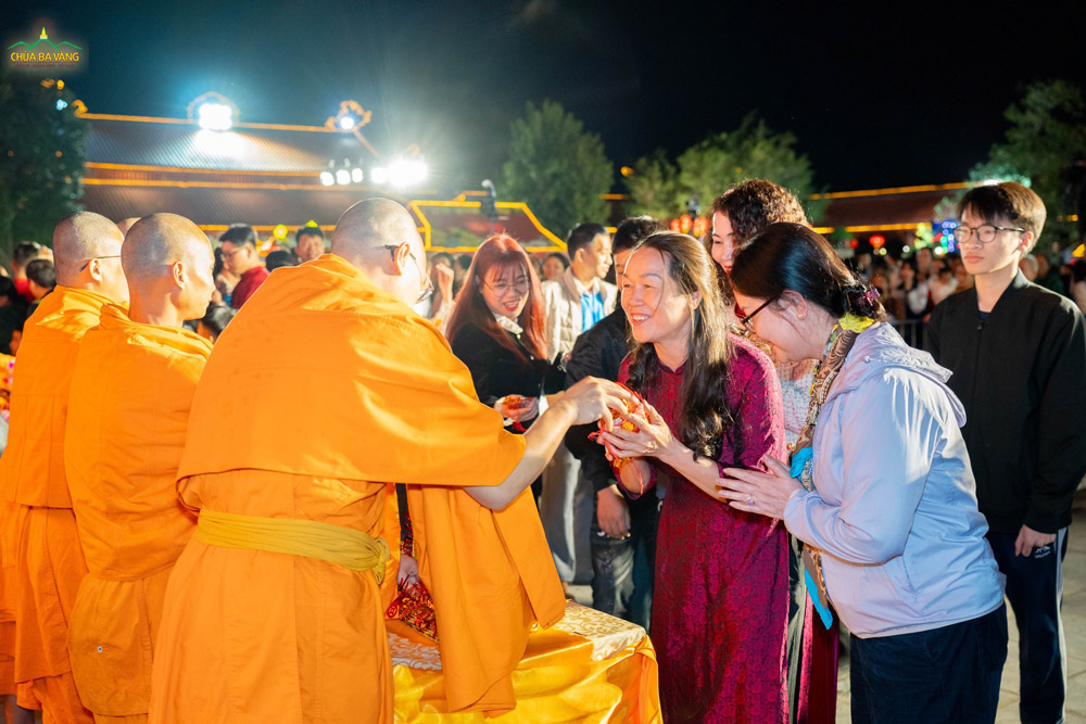 Không chỉ là món quà nhỏ ấm áp đầu xuân mới, những túi lộc này còn mang theo lời nhắc nhở về việc gieo trồng hạt giống thiện lành, hướng đến một năm mới an vui, hạnh phúc