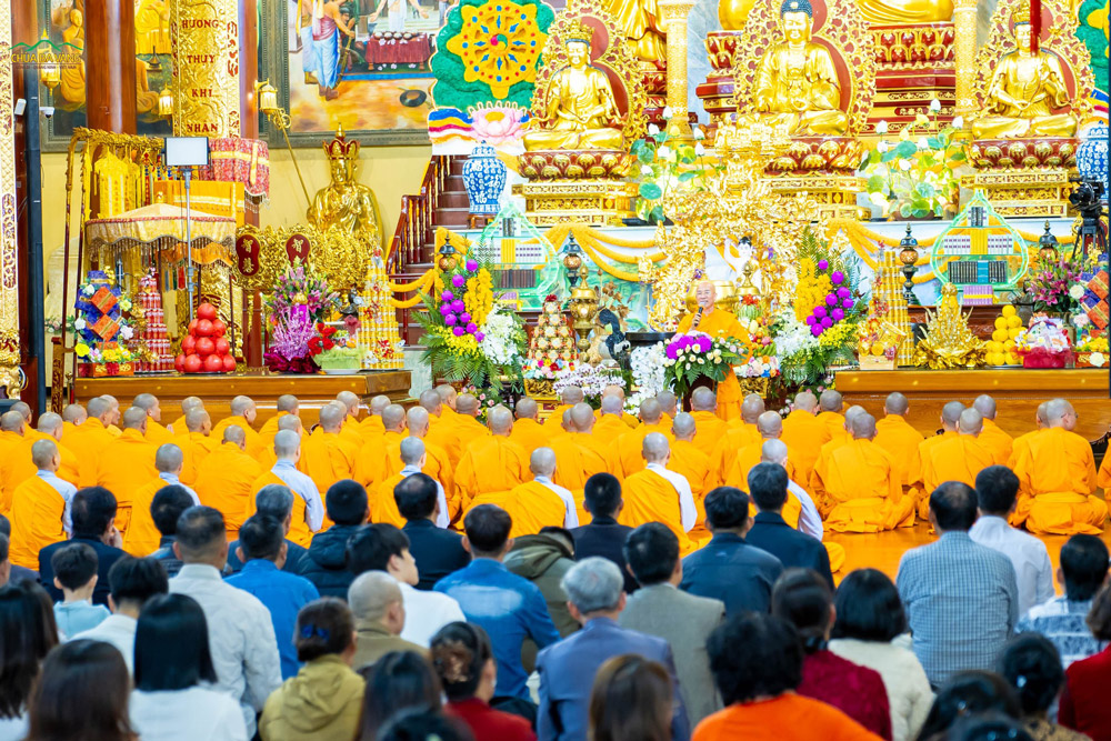 “Bước sang năm mới, mỗi chúng ta hãy là những tuấn mã tinh tấn. Đừng để năng lượng của Ngựa lửa Bính Ngọ trở thành ngọn lửa tham lam, hận thù, để rồi “như cây sinh lửa, lửa cháy đốt cây”. Ngược lại, hãy biến nó thành ngọn lửa nhiệt tâm, tạo động lực mạnh mẽ để chuyển hóa và thăng tiến trên con đường tu tập, làm lợi ích cho mình và cho mọi người” - Trích lời Sư Phụ Thích Trúc Thái Minh chúc mừng năm mới đầu xuân Bính Ngọ 2026 tới toàn thể đại chúng