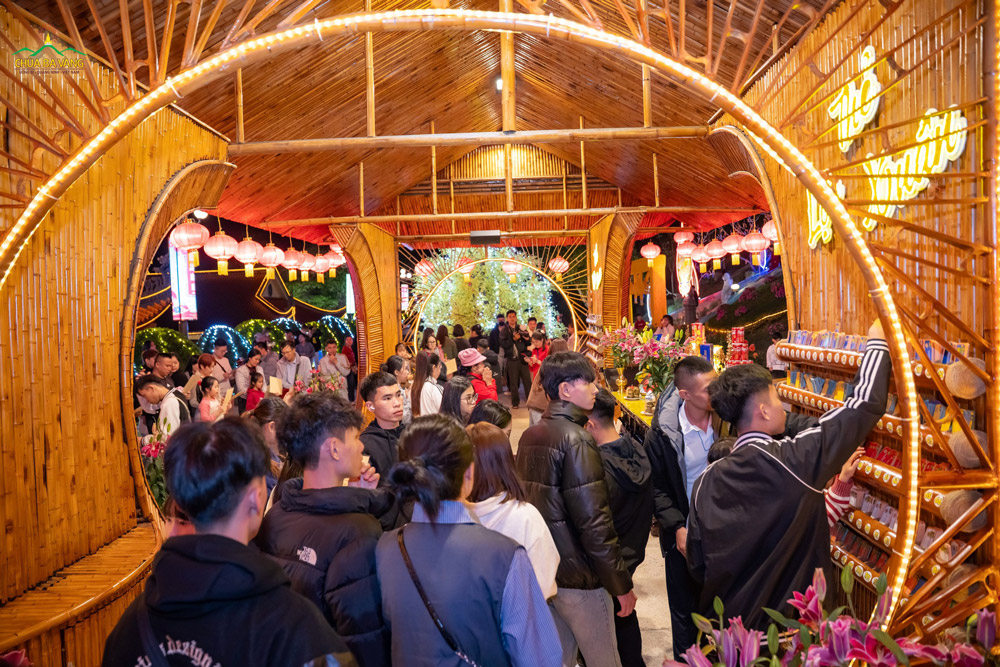 Du khách về chùa vãng cảnh có thể xin thẻ lộc xuân, nơi gửi gắm những lời dạy của Đức Phật để làm hành trang thực hành trong suốt năm mới, gieo duyên an lành và hạnh phúc