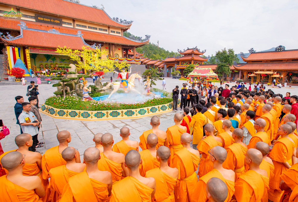 Sáng mùng 1 Tết, theo bước chân của Sư Phụ, chư Tăng Ni, Phật tử chùa Ba Vàng cùng du khách thập phương không những được du xuân, chiêm ngưỡng cảnh đẹp mà còn hạnh phúc hơn khi được nghe Sư Phụ chia sẻ Phật Pháp thông qua ý nghĩa các tiểu cảnh