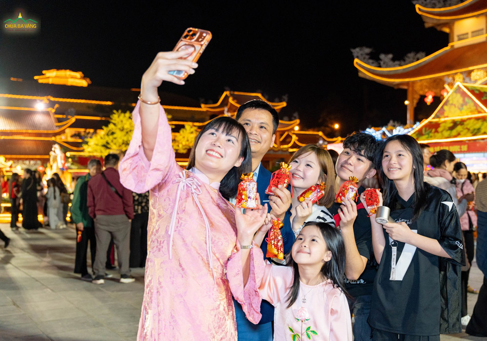 Ai ai cũng hoan hỷ khi được nhận lộc Tết đầu năm từ trên Sư Phụ và chư Tôn đức khi về chùa đón giao thừa!