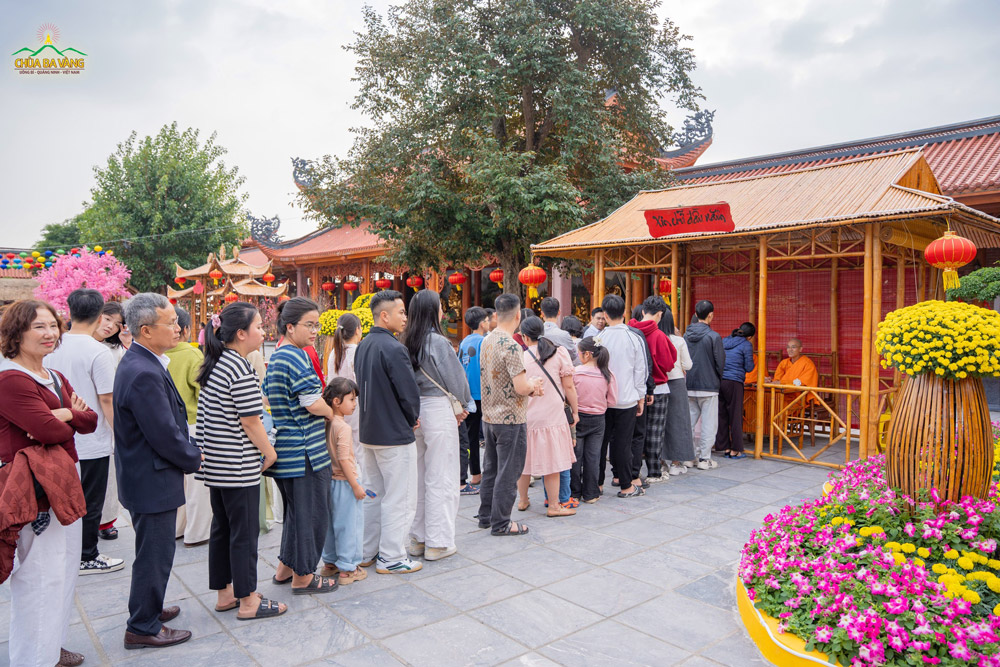 Du khách xếp hàng chờ xin chữ đầu năm từ chư Tăng