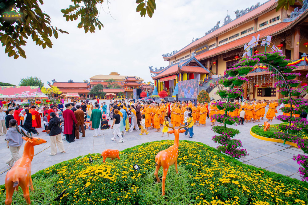 Trong không khí hân hoan của ngày đầu năm mới, Sư Phụ Thích Trúc Thái Minh đã dẫn chư Tăng, Phật tử và quý Nhân dân đi du xuân, tản bộ trong khuôn viên chù