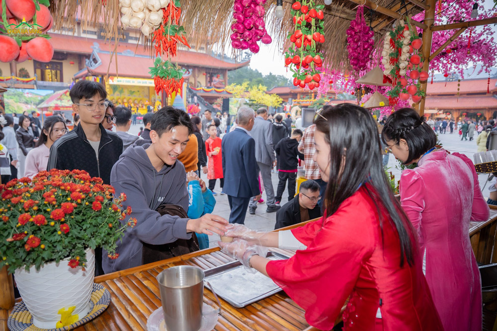 Những cốc trà sữa thơm ngon được trao tay du khách, như lời chào xuân chân tình từ các Phật tử