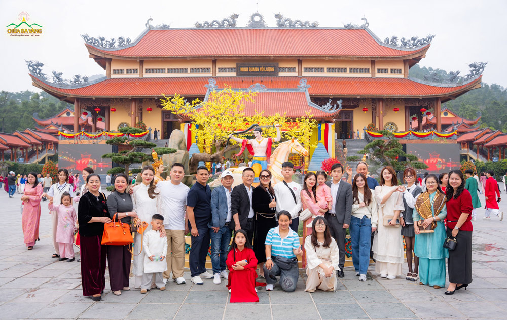 Trong không khí hân hoan của những ngày đầu năm mới Bính Ngọ 2026, các gia đình nô nức đi du xuân, lễ Phật và cùng nhau lưu giữ những khoảnh khắc sum vầy đầy yêu thương dưới mái chùa