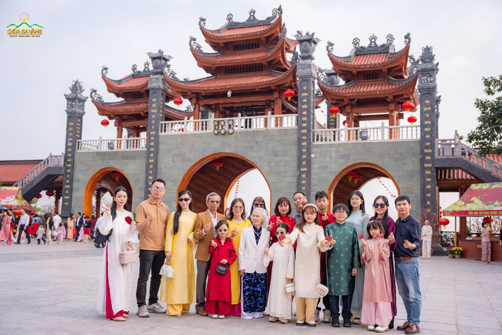 Đại gia đình chụp ảnh lưu giữ kỷ niệm đầu xuân mới tại chùa Ba Vàng
