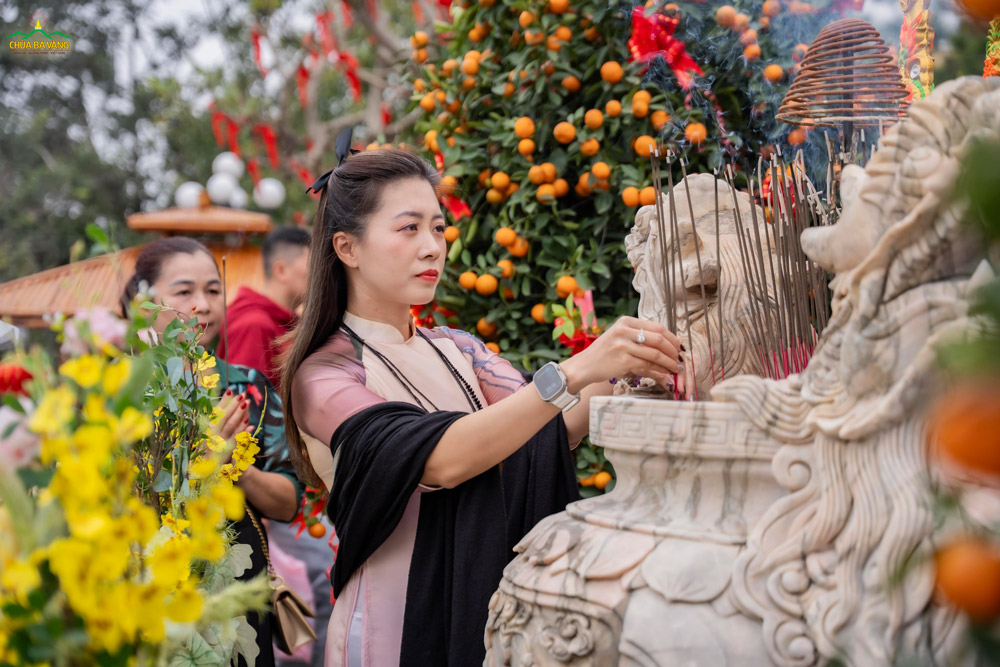 Du khách thành kính dâng hương lễ Phật, gửi gắm những ước vọng về một năm mới bình an, may mắn và nhiều khởi sắc