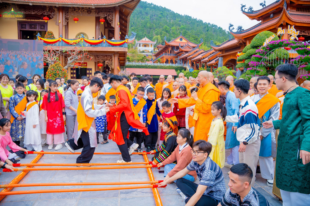 Trong không khí vui xuân rộn ràng, du khách và các Phật tử được trải nghiệm trò chơi nhảy sạp, hòa mình trong những điệu nhạc vùng Tây Bắc tươi vui