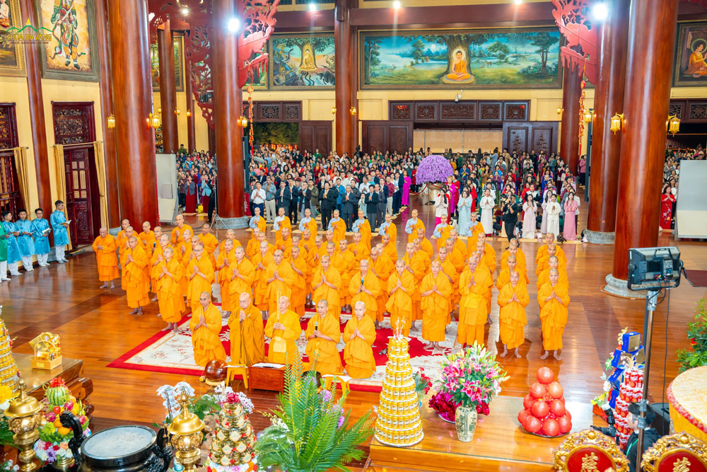 Hòa trong không khí linh thiêng của đất trời vào những phút giây đầu tiên của xuân mới, Sư Phụ Thích Trúc Thái Minh cùng chư Tôn đức Tăng Ni tác lễ cầu an đầu năm