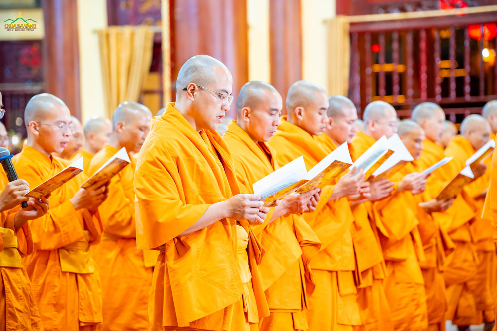 Chư Tôn đức Tăng tác lễ tụng kinh cầu an đầu năm