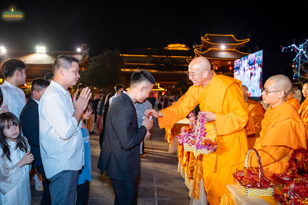 Quý Phật tử, du khách thập phương được đón nhận túi lộc đầu xuân từ trên Sư Phụ