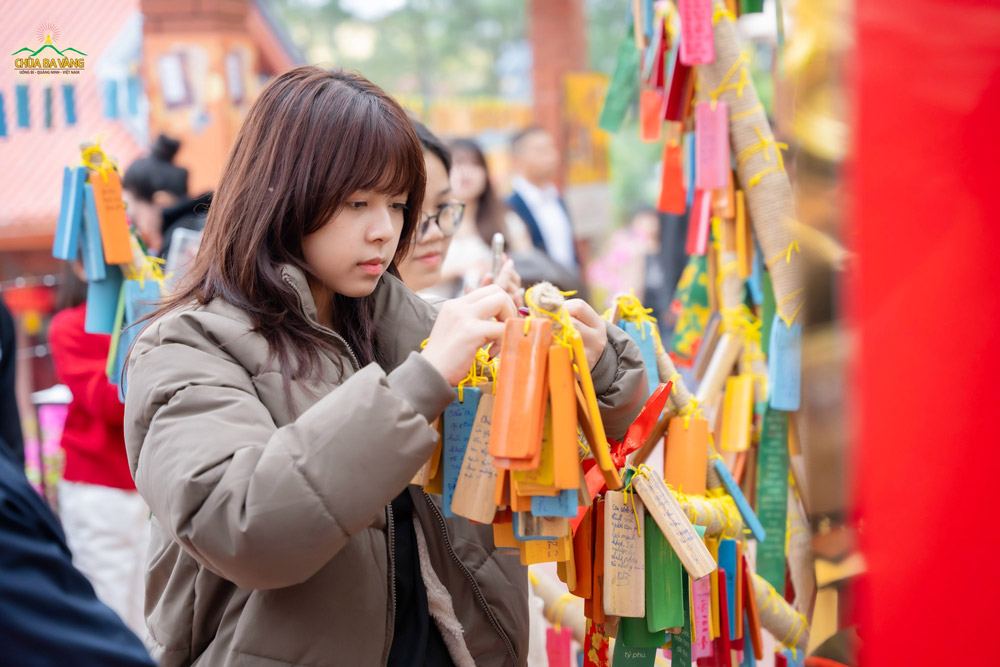 Những ước nguyện an lành đầu năm được các bạn trẻ nắn nót viết lên thẻ tre mộc mạc và treo lên cây điều ước, như gửi trao niềm tin và khát vọng về một năm mới đầy hy vọng, tươi sáng