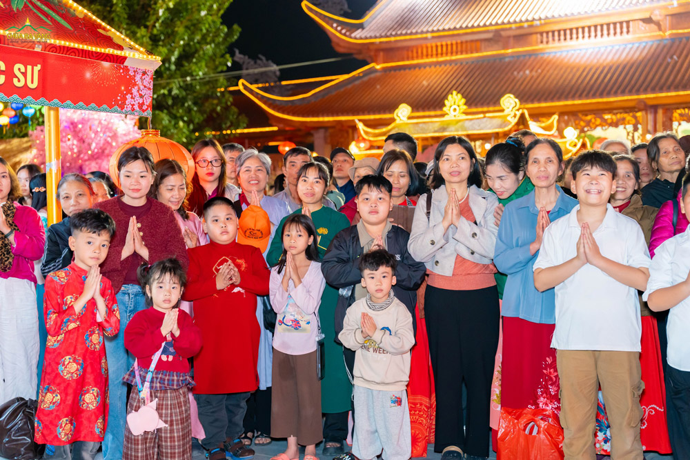 Lòng người như hòa cùng nhịp đập của đất trời, hân hoan đón chờ thời khắc giao thừa thiêng liêng!