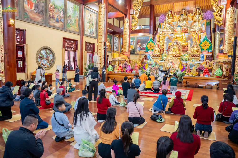 Người dân đi chùa lễ Phật, cầu bình an ngày đầu năm mới