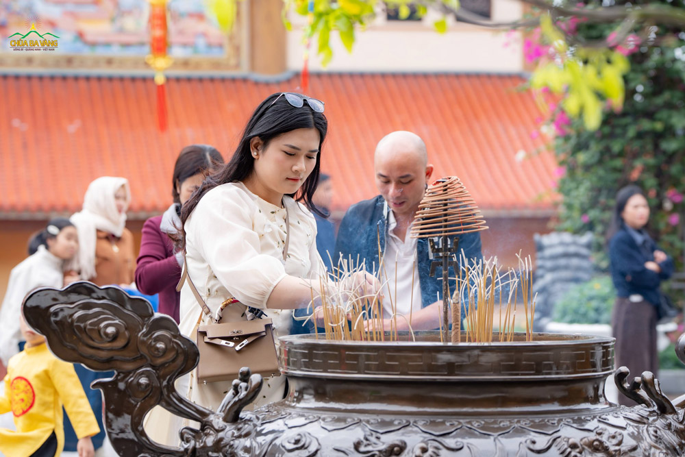 Người dân dâng hương cầu bình an trong những ngày đầu năm