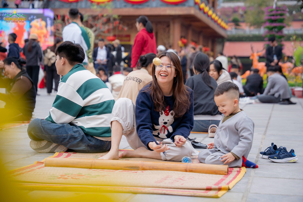 Góc nhỏ sân chùa rộn vui tiếng cười từ du khách bên những trò chơi dân gian quen thuộc, gắn với ký ức tuổi thơ của bao thế hệ như ô ăn quan, đập sạp, nhảy dây, chơi chuyền...