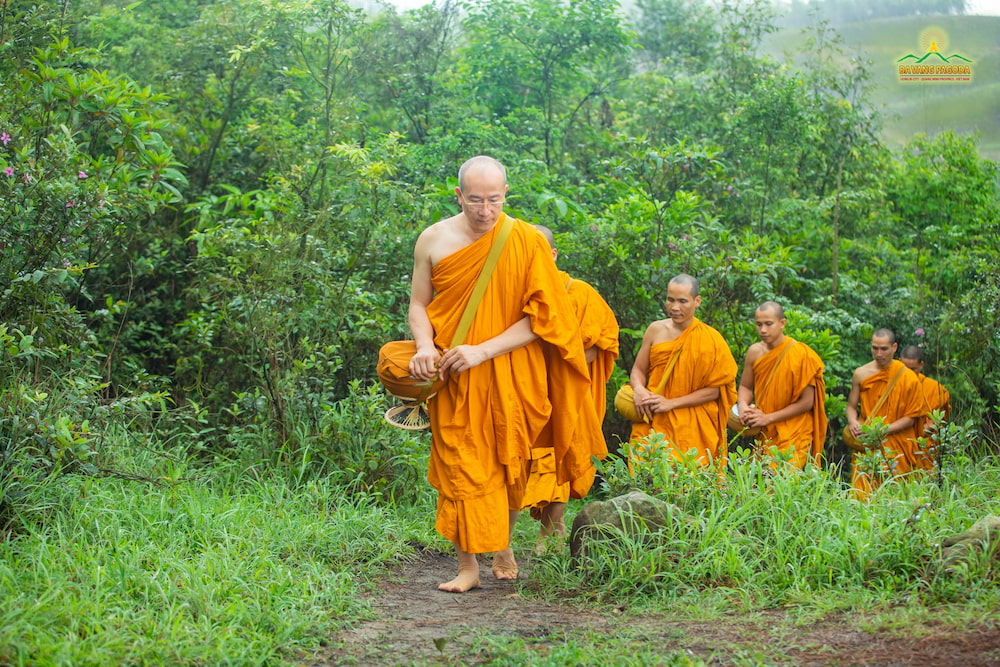 Sa môn là bậc muốn thoát ly các trói buộc, phiền não 