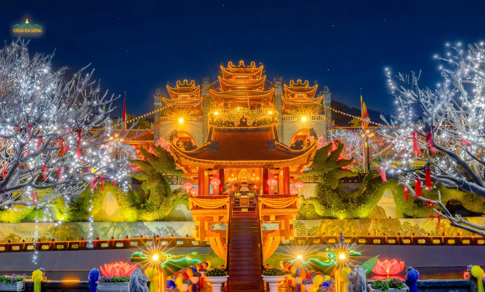   Tiểu cảnh Tháp đèn Lục hòa rực rỡ sắc xuân, gửi gắm những lời dạy cao quý của Đức Phật, đưa mỗi lòng người tìm về nẻo thanh cao, an lạc, hướng thượng trong năm mới  