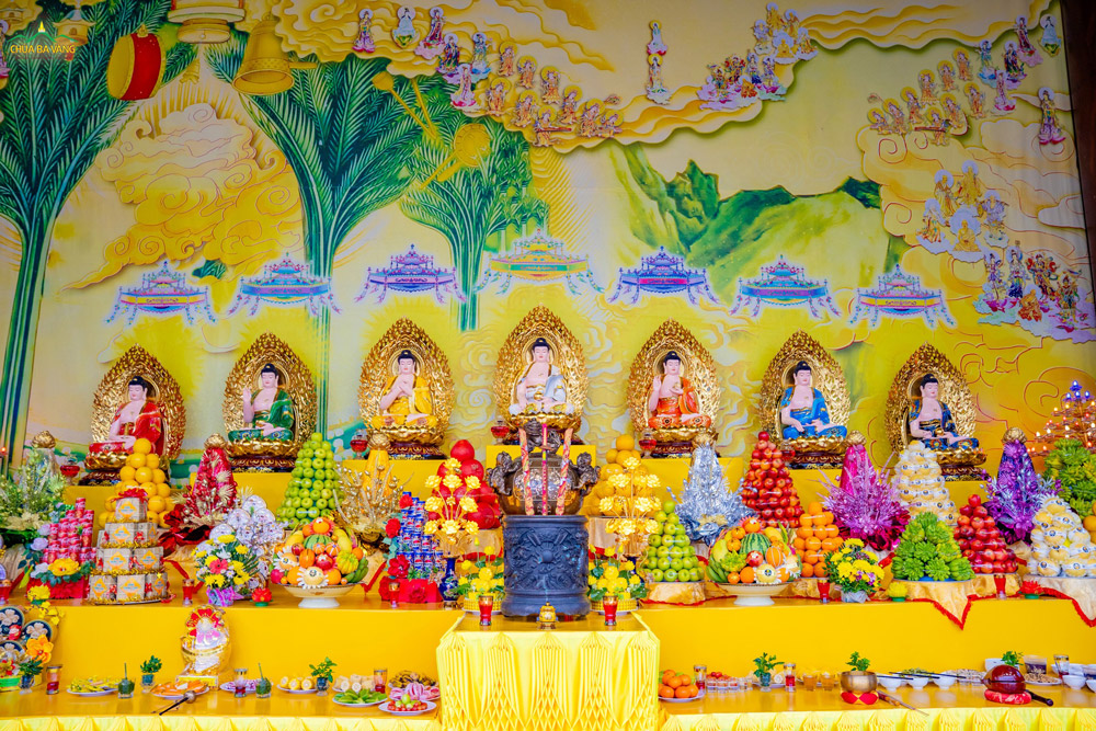 Đức Phật Dược Sư là bậc Đại Y Vương tối thắng của muôn loài chúng sinh. Khi còn hành Bồ tát đạo, Ngài đã phát 12 đại nguyện rộng lớn để cứu giúp chúng sinh thoát khỏi nỗi thống khổ của bệnh nơi thân và tâm, khiến chúng sinh hữu tình thành tựu mọi sở nguyện thiện lành