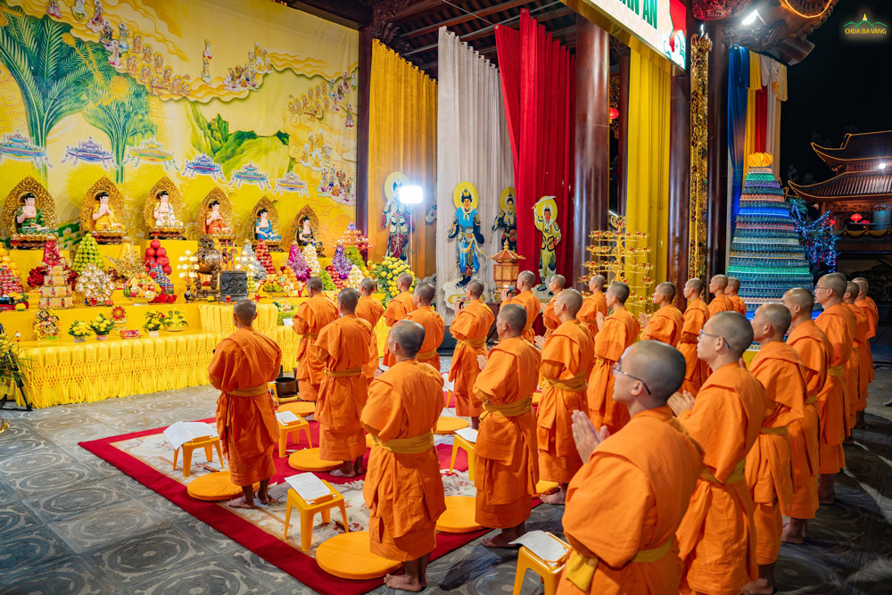 Như trong kinh Dược Sư có ý rằng: Nếu gặp tai nạn nguy hiểm như nạn nước lửa, gươm, đao, thuốc độc và các cầm thú dữ gây sự sợ hãi mà hết lòng nhớ niệm và cung kính cúng dường đức Phật Dược Sư Lưu Ly Quang Như Lai thì được thoát khỏi những sự sợ hãi ấy. Hoặc nếu bị nhiễu hại, trộm cướp rối loạn mà nhớ niệm và cung kính đức Phật Dược Sư thì cũng được thoát khỏi những nạn ấy