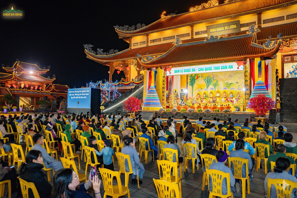 Quý Phật tử, Nhân dân du khách về chùa tham gia tụng kinh Dược Sư cầu an đầu năm