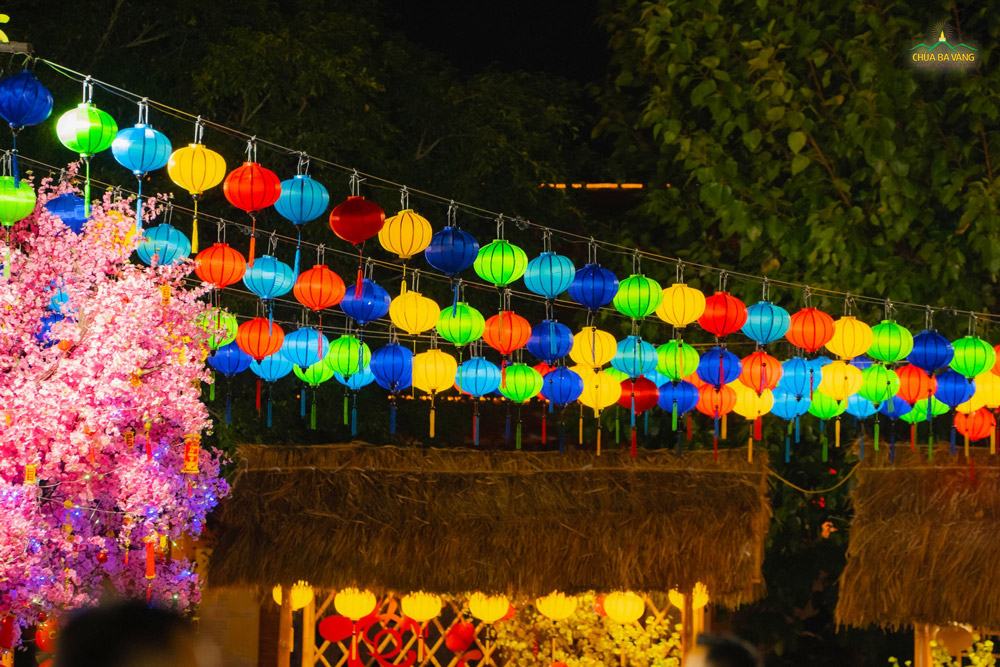 Từng dải đèn lung linh tại không gian sân chính điện chùa Ba Vàng - nơi gìn giữ những bản sắc văn hóa vùng miền từ vùng đồng bằng đến miền sơn cước.