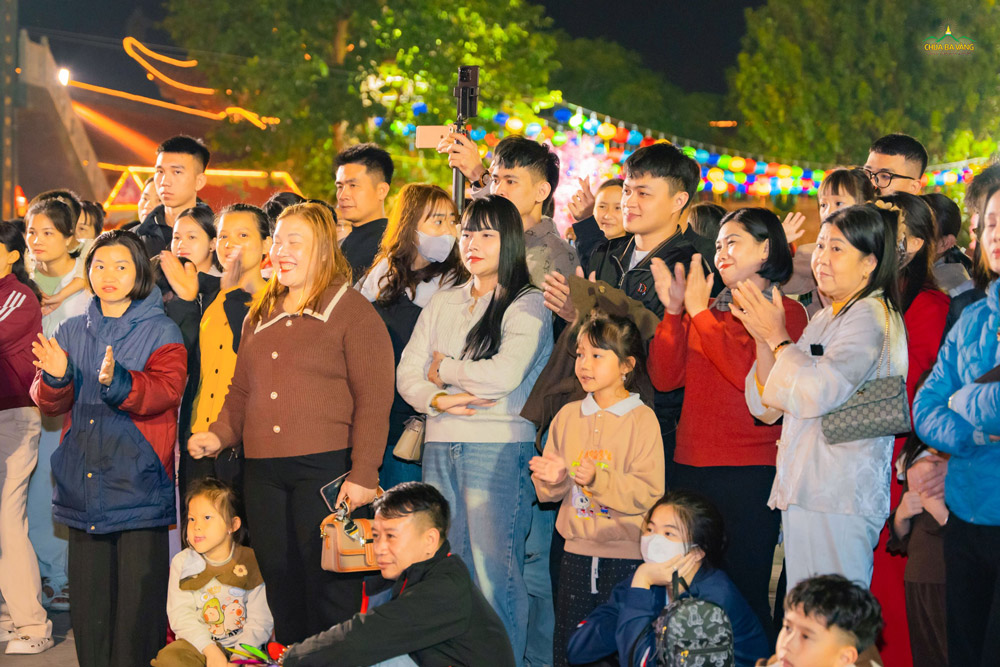 Dàn nhạc thu hút sự chú ý của du khách khi đến chùa vãng cảnh