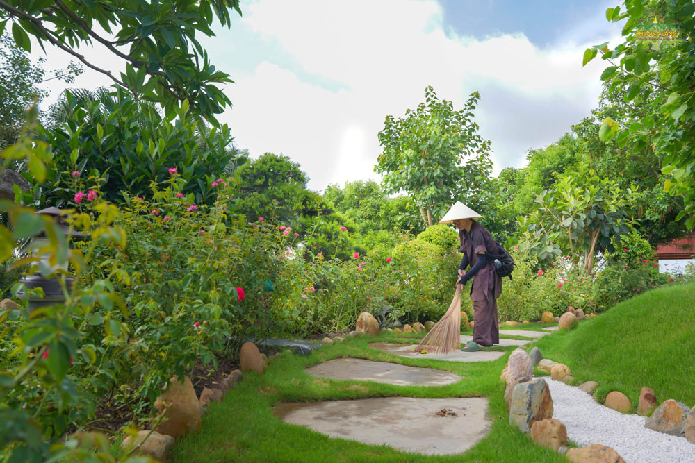 Bạn trẻ quét dọn khuôn viên chùa, góp phần cho Nhà lớn luôn sạch đẹp.  