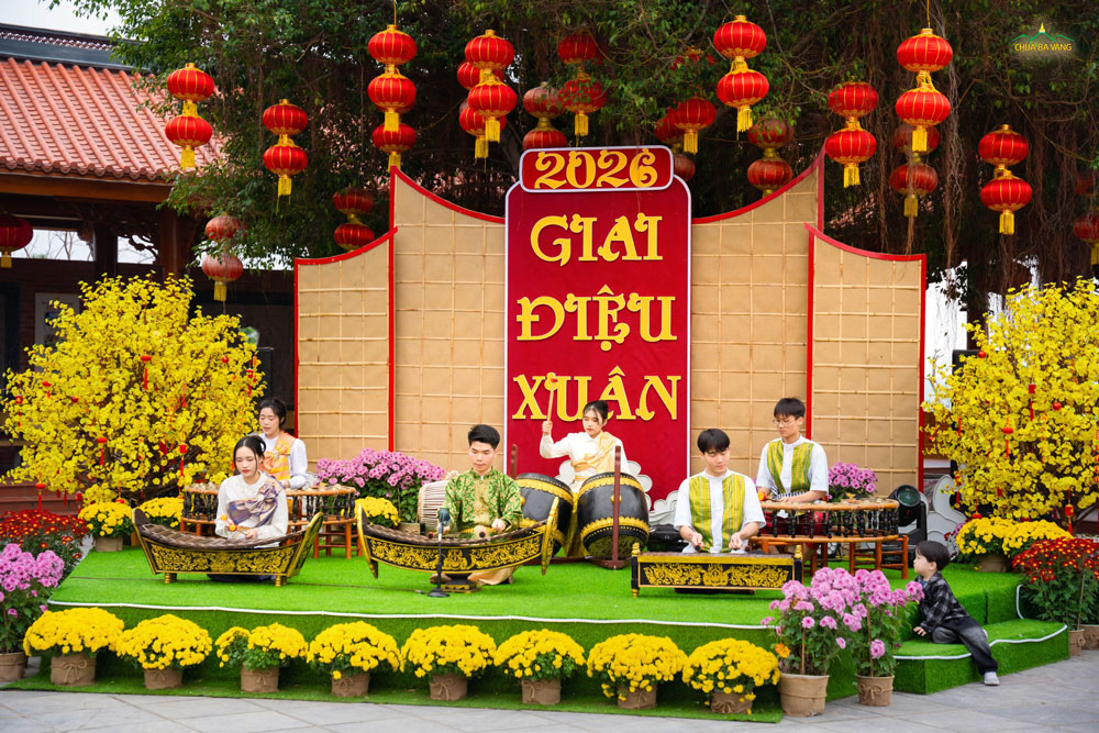 Hòa trong không gian đầy sắc xuân, các bạn trẻ gửi tặng quý du khách những giai điệu rộn ràng, hân hoan của dàn nhạc ngũ âm.