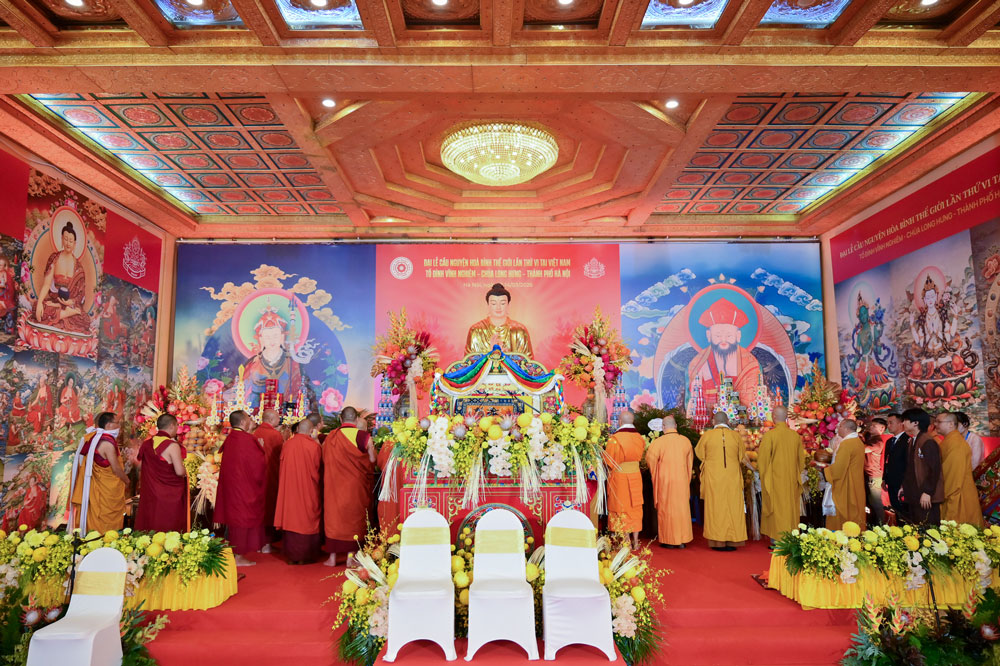 Chư Tôn thiền đức cử hành nghi thức niêm hương bạch Phật, dâng lời nguyện cầu chư Phật khắp mười phương thùy từ gia hộ cho thế giới hòa bình, muôn loài chúng sinh được chung hưởng cảnh giới bình an, hạnh phúc.  