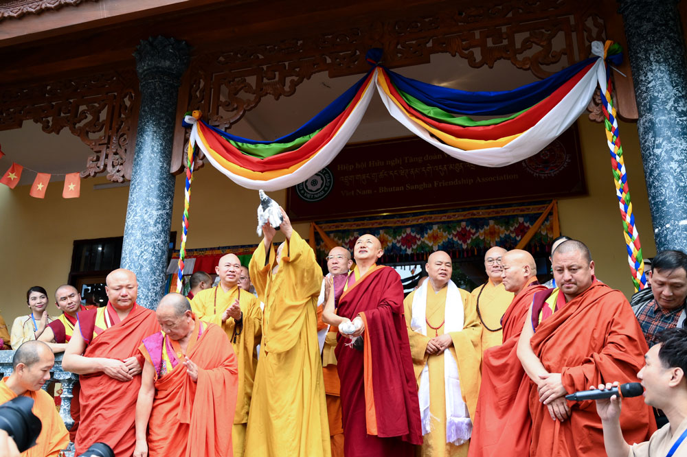 Chư Tôn thiền đức thực hiện nghi thức thả chim bồ câu – biểu trưng cho khát vọng hòa bình. Những cánh chim tung bay không chỉ mang theo lời cầu chúc an lành đến khắp muôn nơi, mà còn gửi gắm ước nguyện về tình hữu nghị Phật giáo Việt Nam - Bhutan ngày càng bền chặt, đồng thời chúc nguyện cho Đại lễ thành tựu viên mãn.  