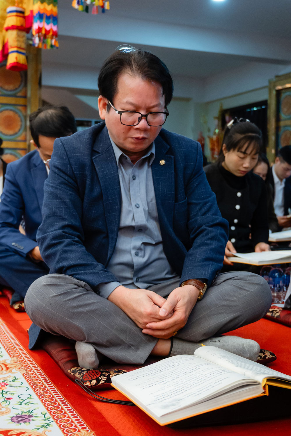 Quý Phật tử tụng đọc kinh điển trong Đại lễ Cầu nguyện Hòa bình Thế giới.  