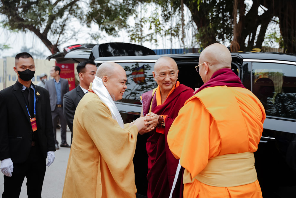Chư Tôn đức Việt Nam hoan hỷ cung đón Đức Phó Pháp chủ H.E Sangay Dorji Rinpoche quang lâm Đại lễ Cầu nguyện Hòa bình Thế giới lần thứ VI tại Tổ đình Vĩnh Nghiêm - chùa Long Hưng.  