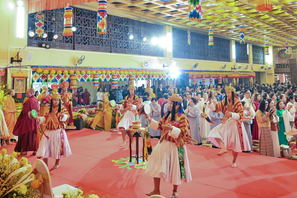 Điệu múa truyền thống dâng cúng dường chư Phật Jepei Paw được trình diễn như một lời chào mừng nồng hậu và thành kính, cung đón Tăng đoàn Bhutan quang lâm Việt Nam.  