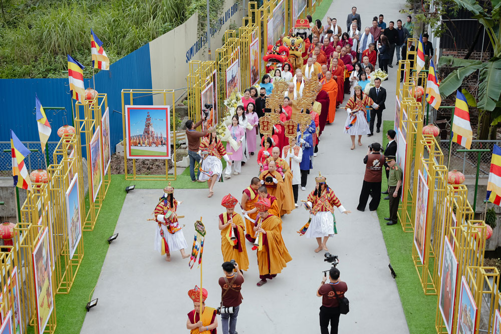 Trong không khí trang nghiêm của Pháp hội, chùa Long Hưng long trọng cung đón Đức Phó Pháp chủ H.E Sangay Dorji Rinpoche cùng Tăng đoàn Phật giáo Bhutan và chư Tôn giáo phẩm Trung ương GHPGVN quang lâm Đại lễ Cầu nguyện Hòa bình Thế giới lần thứ VI.  