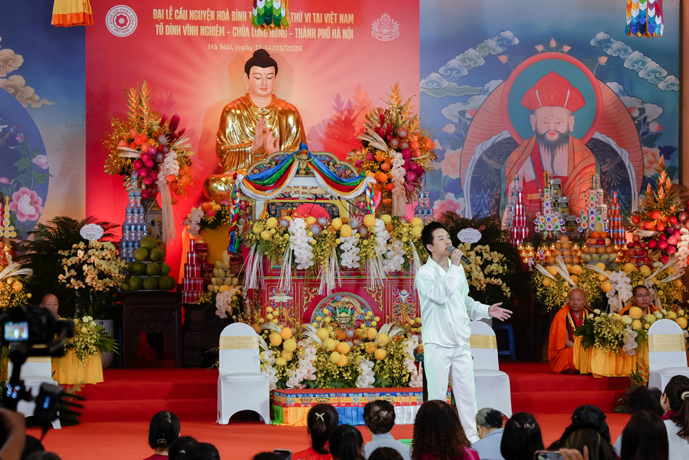 Ca sĩ Tuấn Hưng mang đến một nhạc phẩm ý nghĩa trong chương trình.  