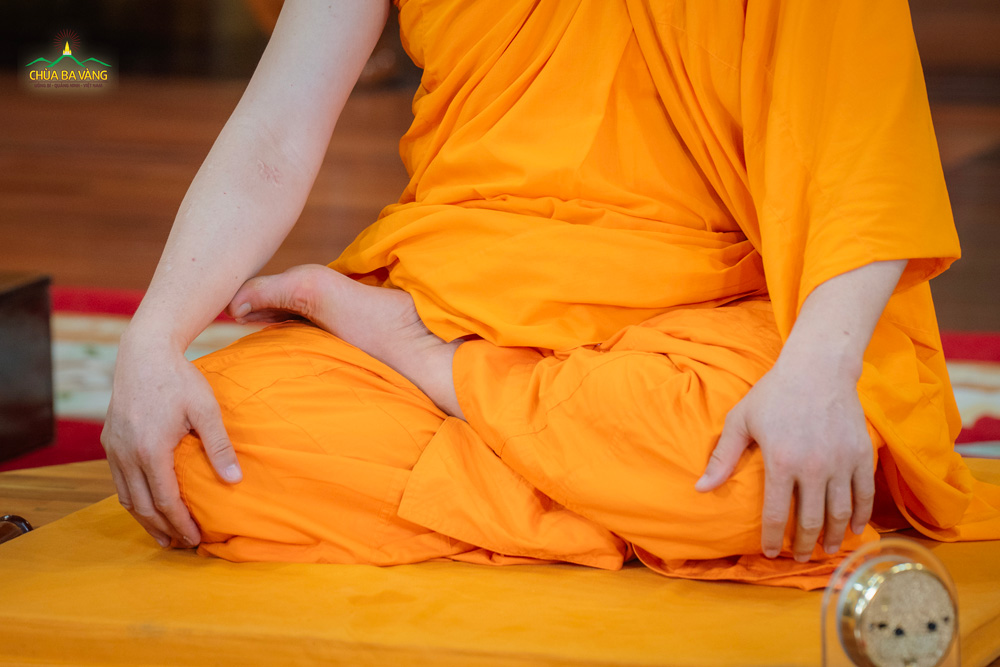 Tư thế chân bán già 