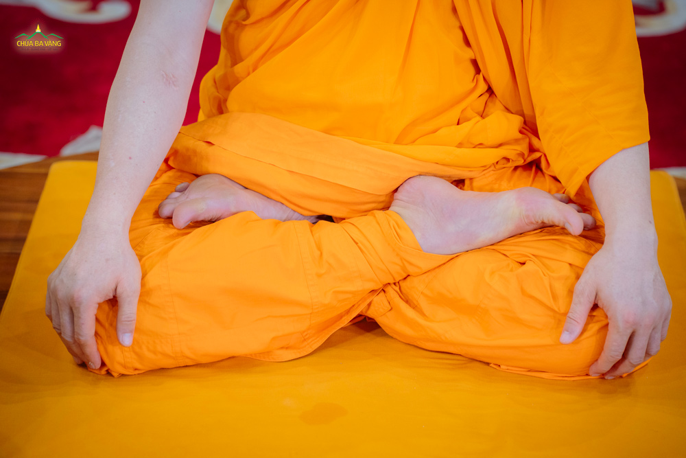 Tư thế chân kiết già 