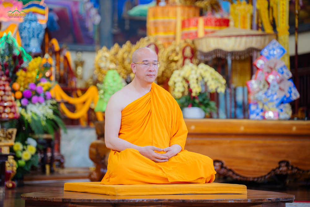 Mắt nhìn phía trước khoảng hơn 1 mét, miệng khép lại