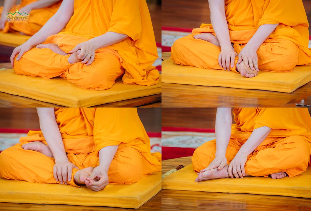 Từ từ tháo chân ra, vuốt dọc từ đùi xuống bắp chân, chà nóng gan bàn chân