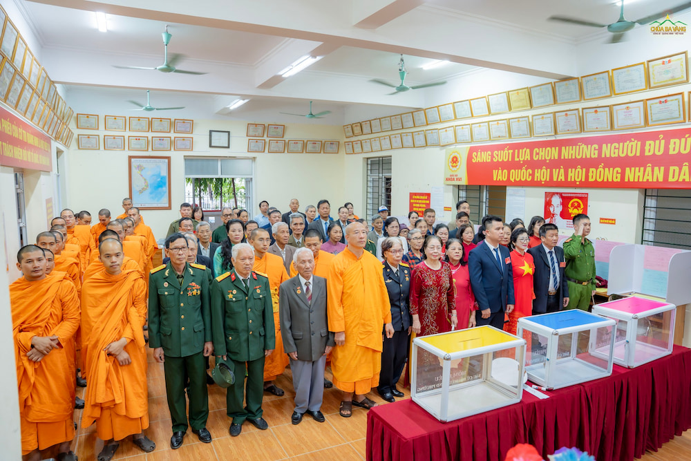 Đông đảo cử tri trang nghiêm thực hiện nghi thức chào cờ tại Lễ khai mạc bầu cử