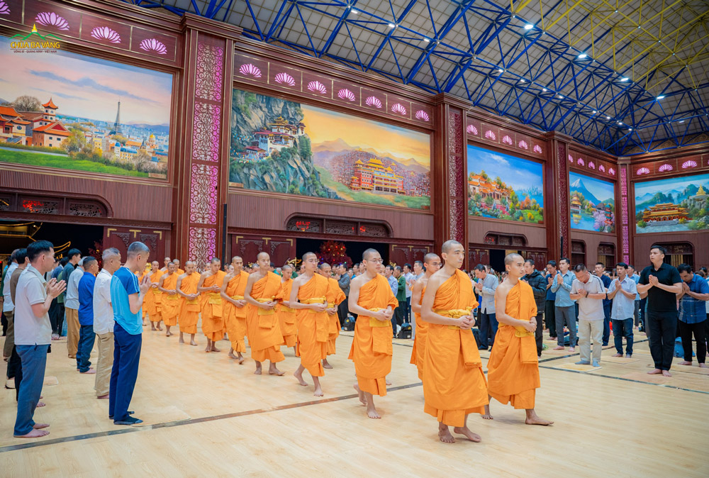 Chư Tôn đức Tăng quang lâm tác lễ sám hối