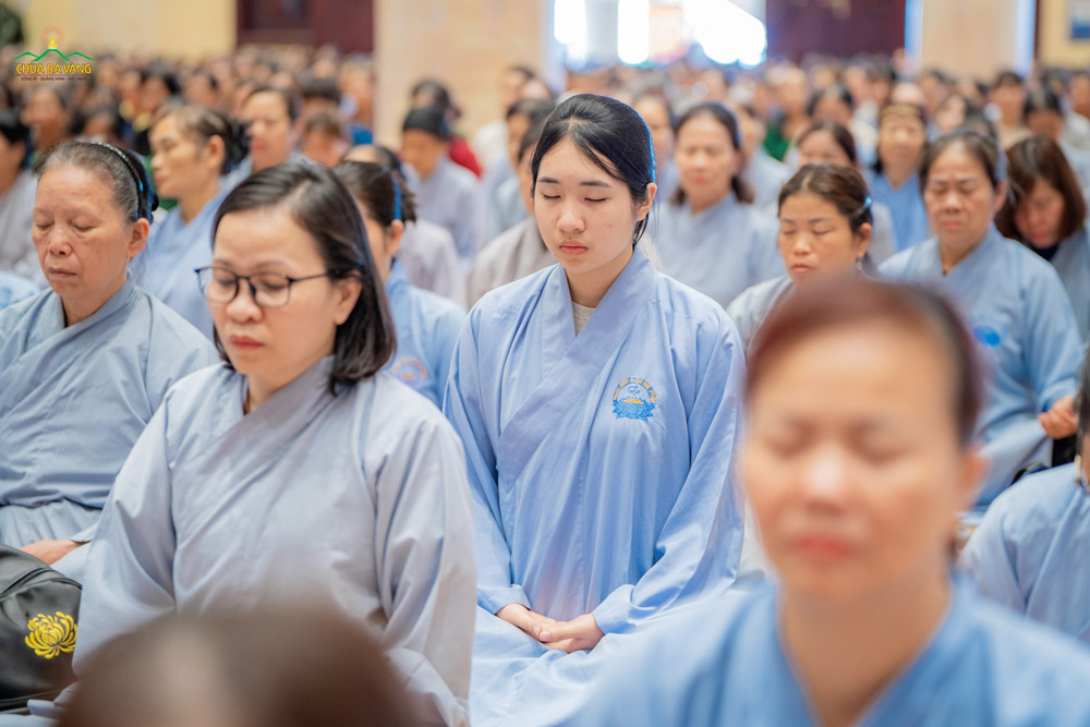 Trong ngày tu Bát quan trai, các Phật tử, Nhân dân đã tinh tấn thực hành thiền quán theo sự hướng dẫn của chư Tôn đức