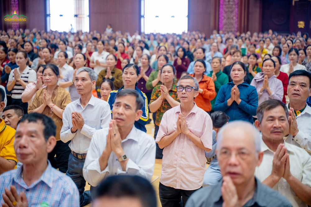 Như trong Ưu Bà Tắc Giới Kinh, Đức Phật dạy: “Công đức tu tập trai giới là không thể nghĩ bàn. Tất cả mọi tội ác đều bị tiêu diệt. Người nào thọ trì Bát quan trai giới, người ấy sẽ được niềm vui vô lượng của cõi người và cõi trời. Chính người đó đang dùng chuỗi ngọc anh lạc của Vô thượng Bồ đề để trang nghiêm tự thân. Vì vậy mà họ thành đạt vô lượng công đức.”