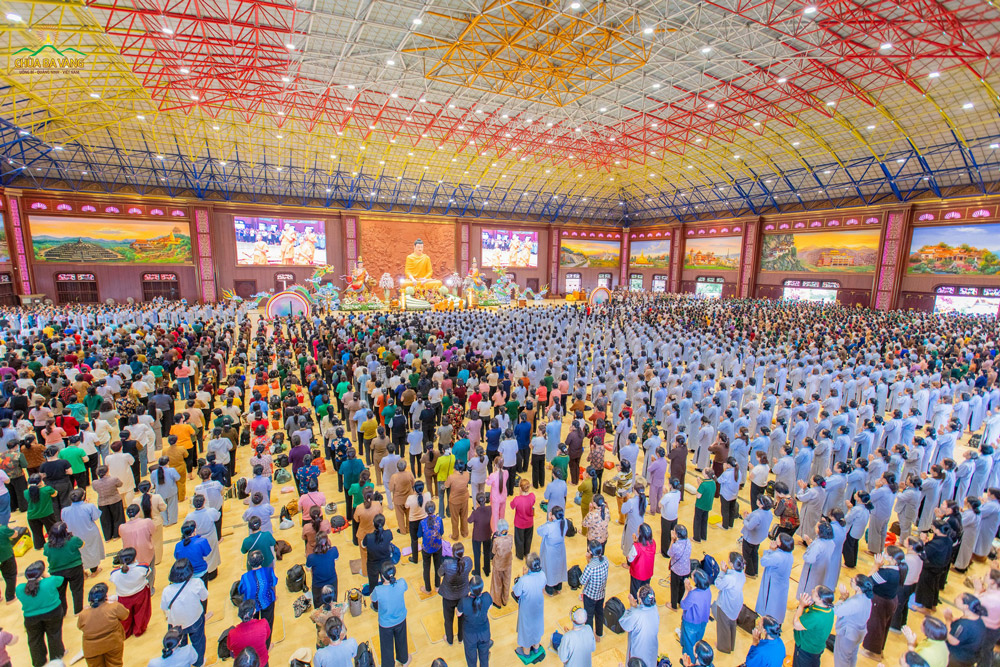 Nhân kỷ niệm ngày Thái tử Tất Đạt Đa xuất gia, các Phật tử, Nhân dân đã tề tựu về chốn thiền môn, cầu thỉnh chư Tôn đức truyền giới Bát quan trai để được tu tập một ngày một đêm thanh tịnh, giữ gìn giới Pháp, làm các thiện phận sự, tích lũy phúc báu, đồng thời nuôi lớn lý tưởng thanh cao - xuất gia cầu Vô thượng Bồ đề