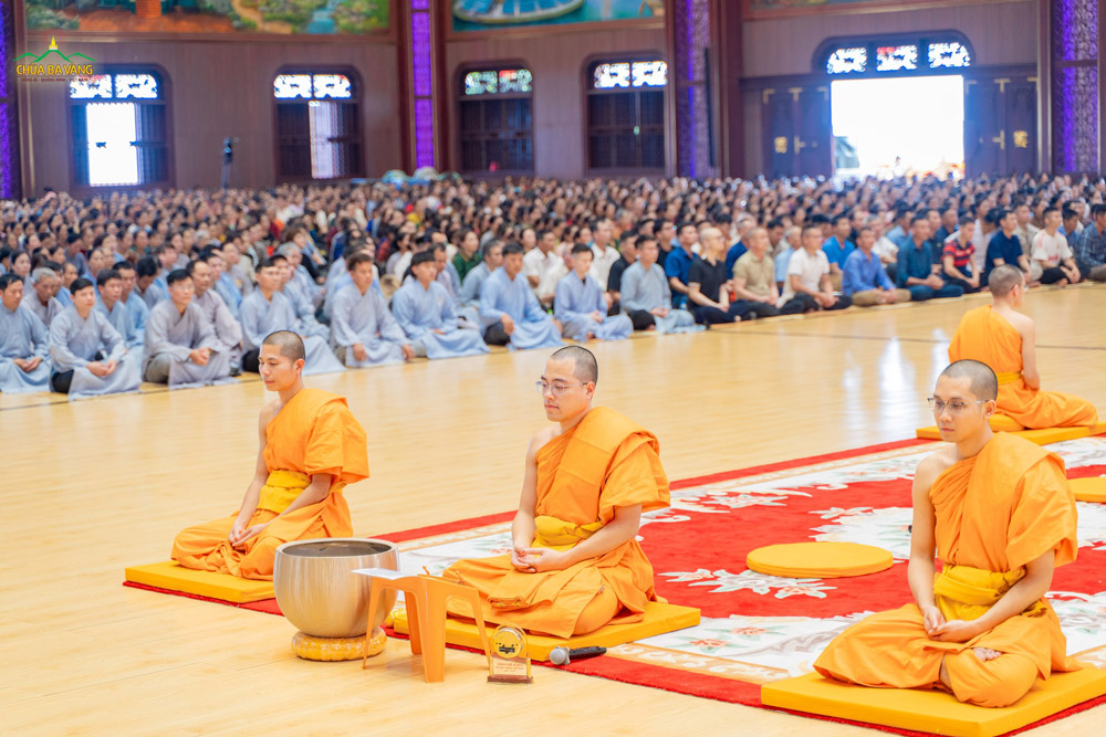 Chư Tôn đức Tăng hướng dẫn các Phật tử thực hành thiền quán trong ngày tu Bát quan trai giới