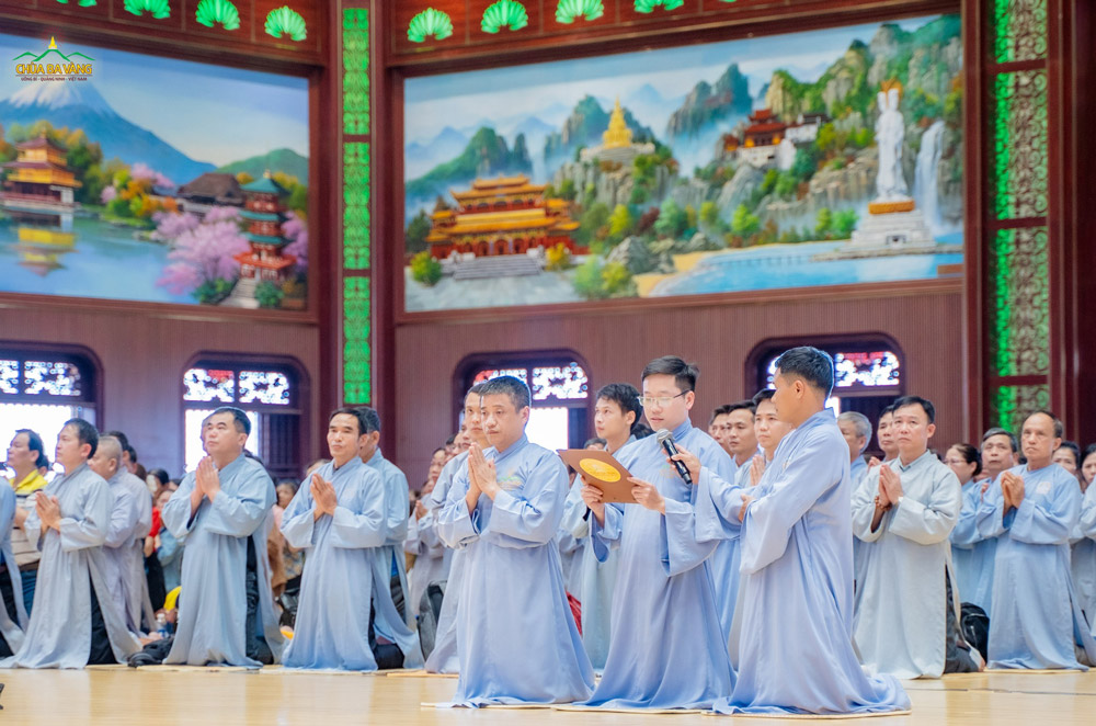 Đại diện Phật tử dâng lời tác bạch cầu thỉnh trên Sư Phụ truyền giảng những diệu Pháp cao quý của Đức Thế Tôn