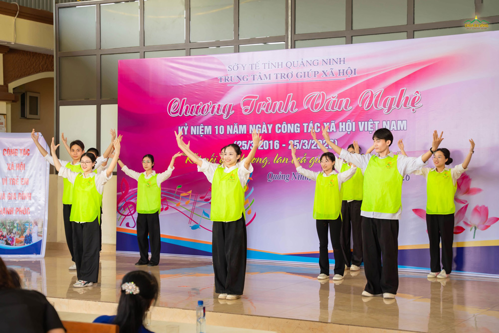 Tại đây, chúng mình cùng nhau gửi tặng các ông, các bà những tiết mục văn nghệ mang giai điệu tự hào.